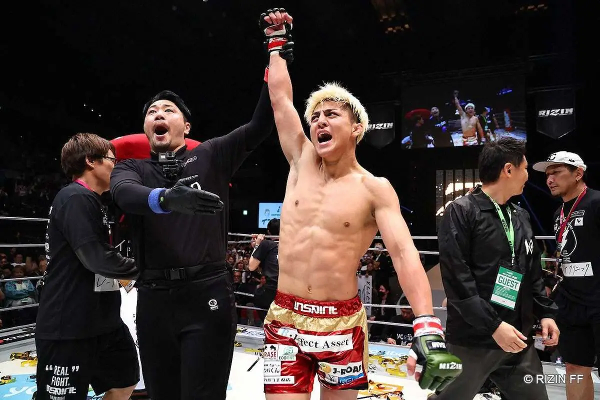【画像・写真】【RIZIN46】24歳鈴木がタイトル初防衛　30発以上の連打で41歳金原の野望を打ち砕く