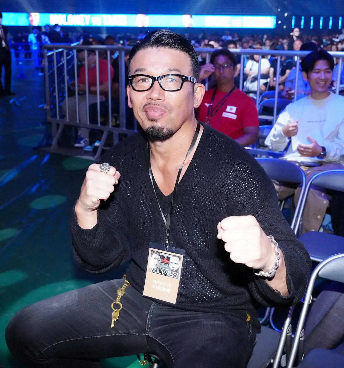 【画像・写真】観戦に訪れたリングサイドの武蔵（撮影・島崎忠彦）