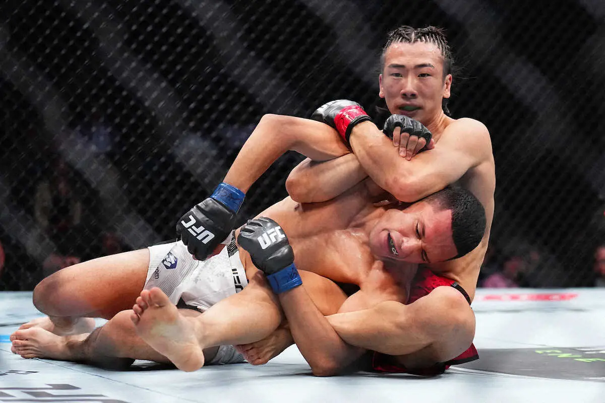 【画像・写真】鶴屋怜がUFCデビュー戦で判定勝ち　セコンドの中邑真輔と勝利を分かち合う
