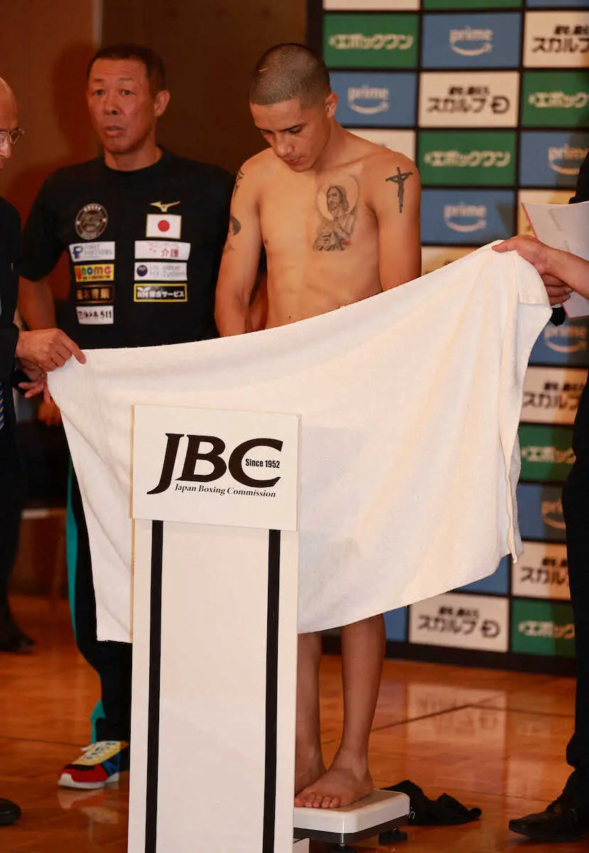 【画像・写真】田中恒成　1回目計量2・9キロ超過の挑戦者に「無理だと思いますよ」