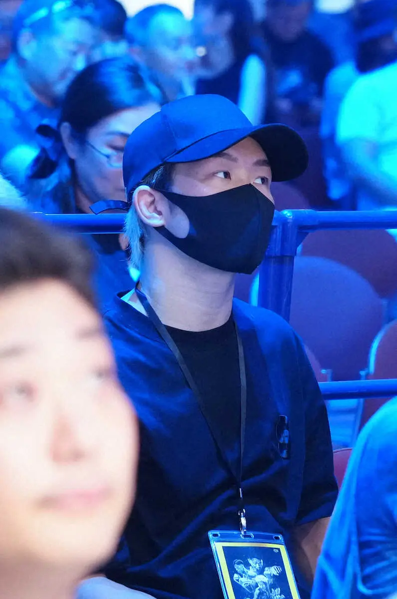 【画像・写真】朝倉未来が来た！リングサイドで那須川天心のファイトを見守る