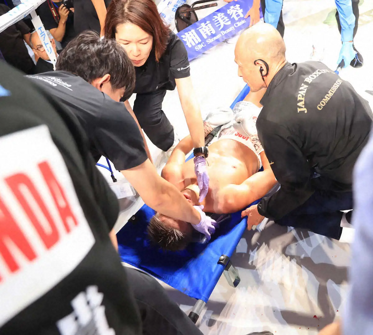 【画像・写真】＜IBFミニマム級タイトルマッチ12回戦　重岡銀次朗・ペドロ・タドゥラン＞担架で運び出される重岡（撮影・岸　良祐）