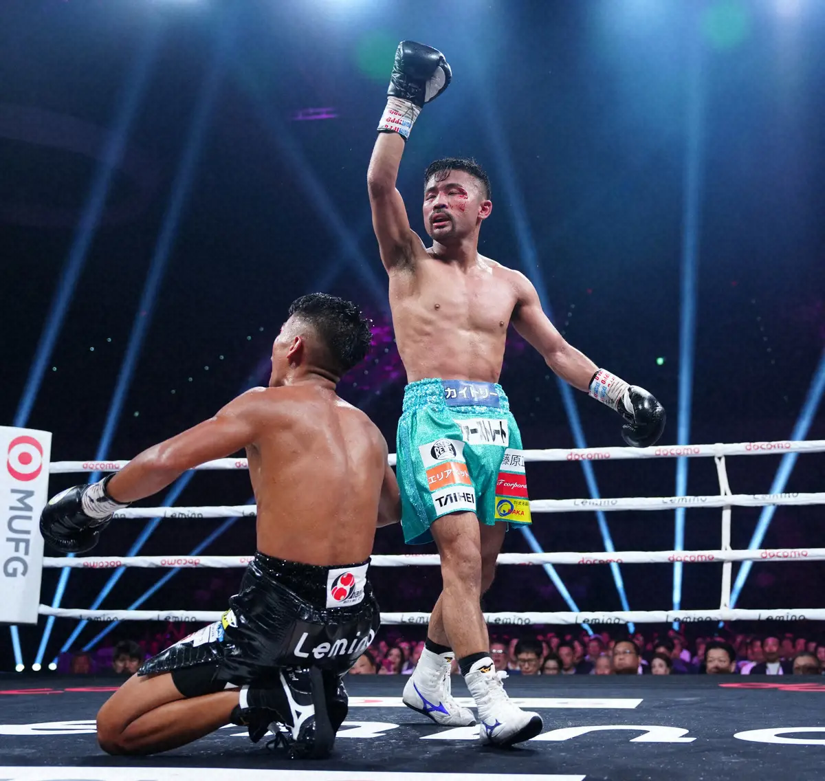 【画像・写真】1１回、武居由樹（左）からダウンを奪う比嘉（撮影・島崎　忠彦）