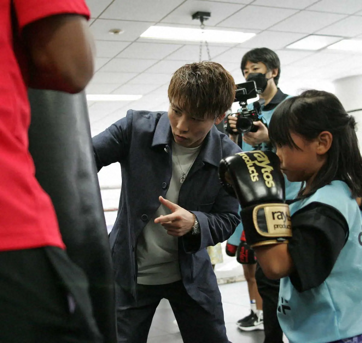 【画像・写真】「ドコモ未来フィールド」のイベントで、子どもにサンドバッグ打ちを指導する井上尚（代表撮影）