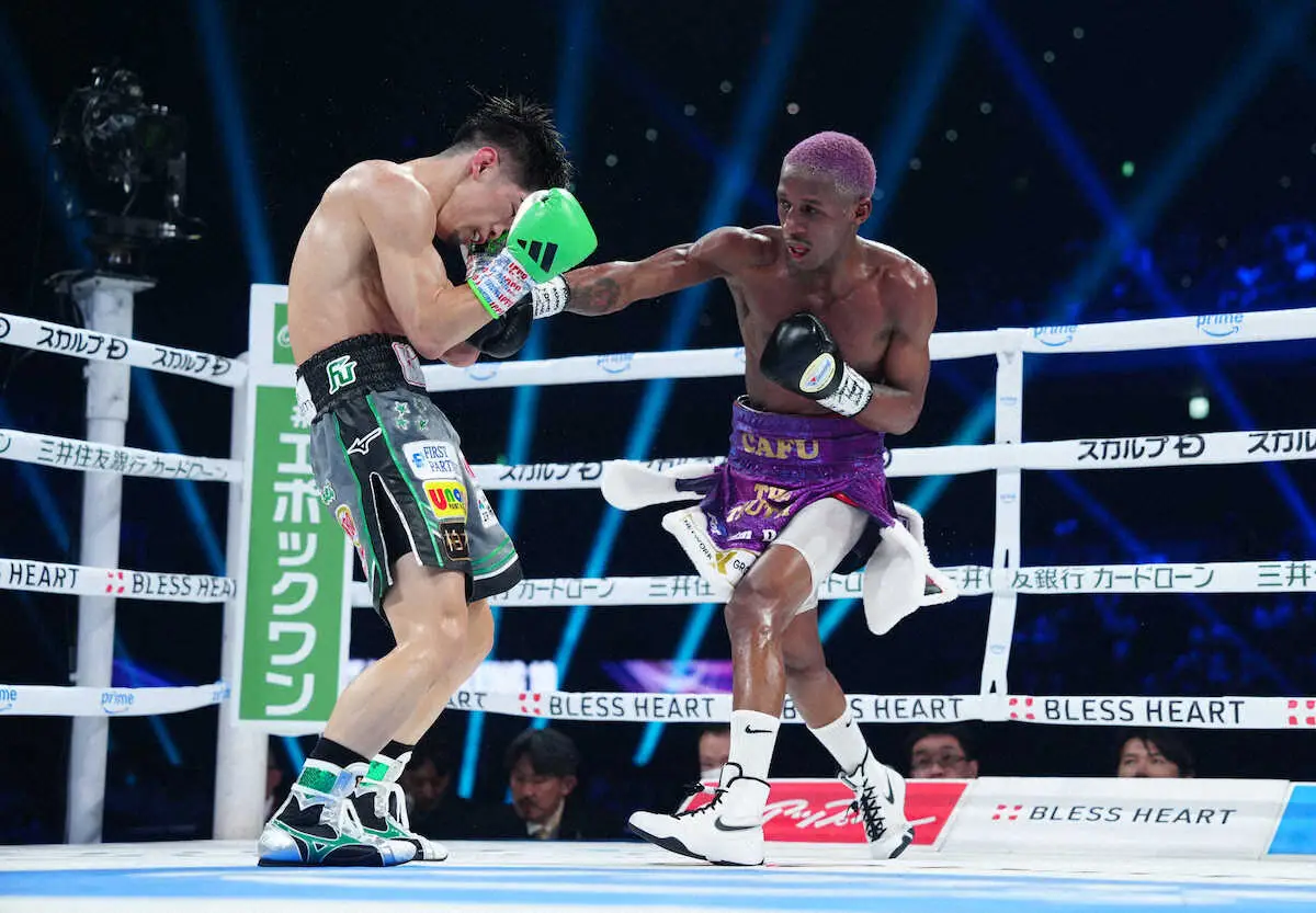 【画像・写真】＜世界8大タイトル戦　田中・カフ＞9回、カフ（右）に攻められる田中（撮影・島崎　忠彦）