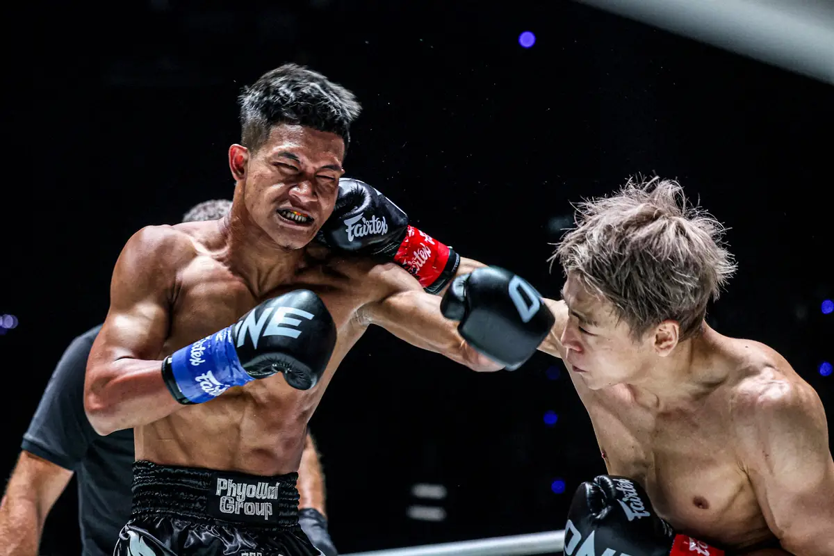 【画像・写真】復帰戦で相手の顔面をとらえるパンチを打ち込む武尊（右）(C) ONE Championship