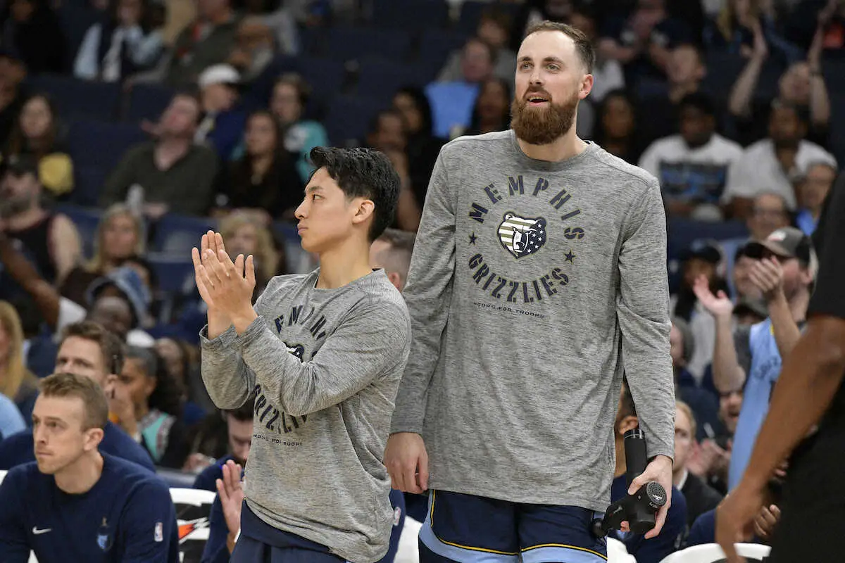 【画像・写真】ベンチで河村勇輝（左）の隣で立ち上がったジェイ・ハフ（AP）