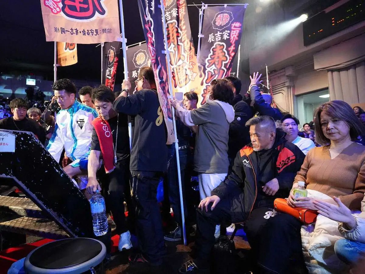 【画像・写真】辰吉寿以輝　初のタイトル挑戦で2回失神TKO負け　父・丈一郎と同じ聖地で初戴冠ならずプロ初黒星