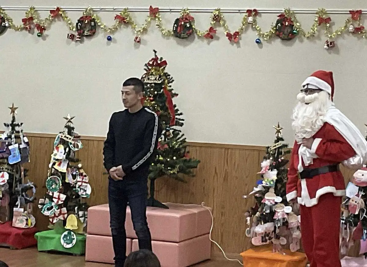 【画像・写真】IBF世界ライトフライ級王者の矢吹正道　所属ジム近くの保育園をサンタとして訪問