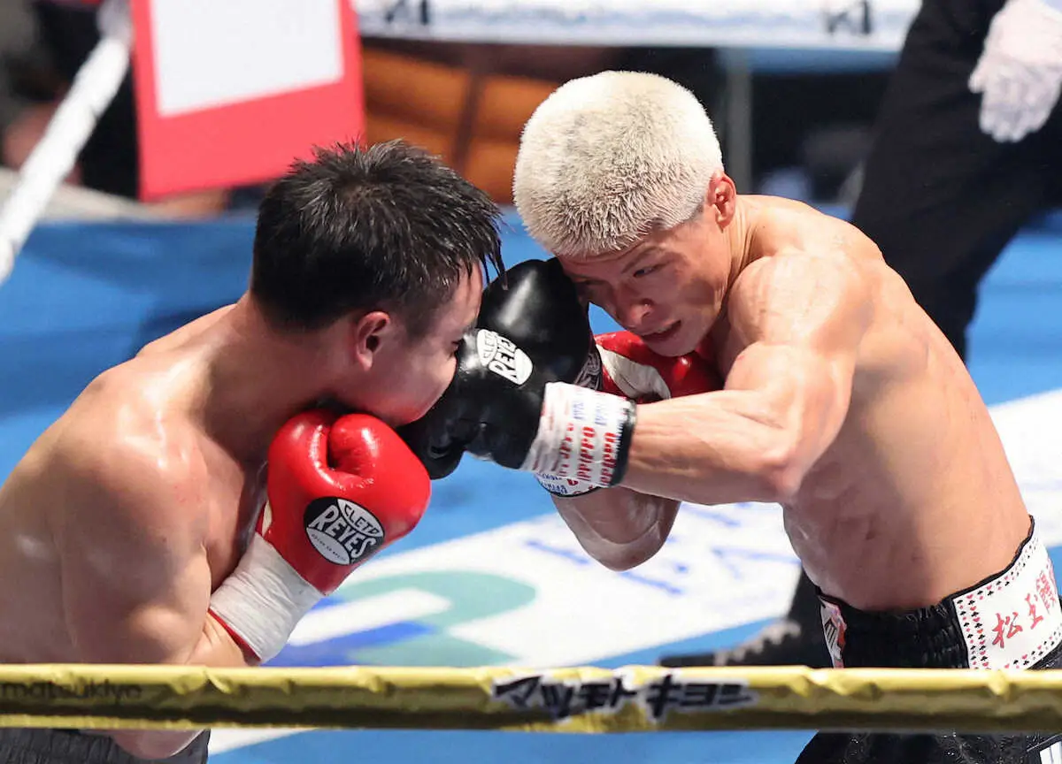 【画像・写真】＜ライト級8回戦　ウー・ハンユンv木村吉光＞　　6回、ウー（左）を攻める木村（撮影・村上　大輔）　