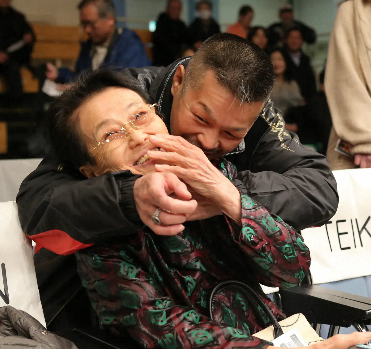 【画像・写真】13年、辰吉とじゃれ合う長野ハルさん