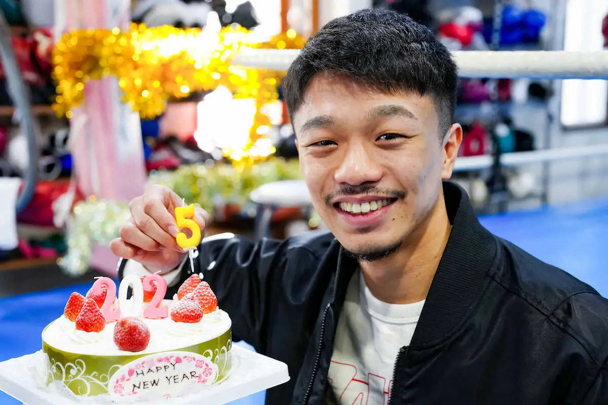 【画像・写真】＜中谷潤人インタビュー＞1月2日に誕生日を迎える中谷潤人はケーキで新年を祝う（撮影・会津　智海）