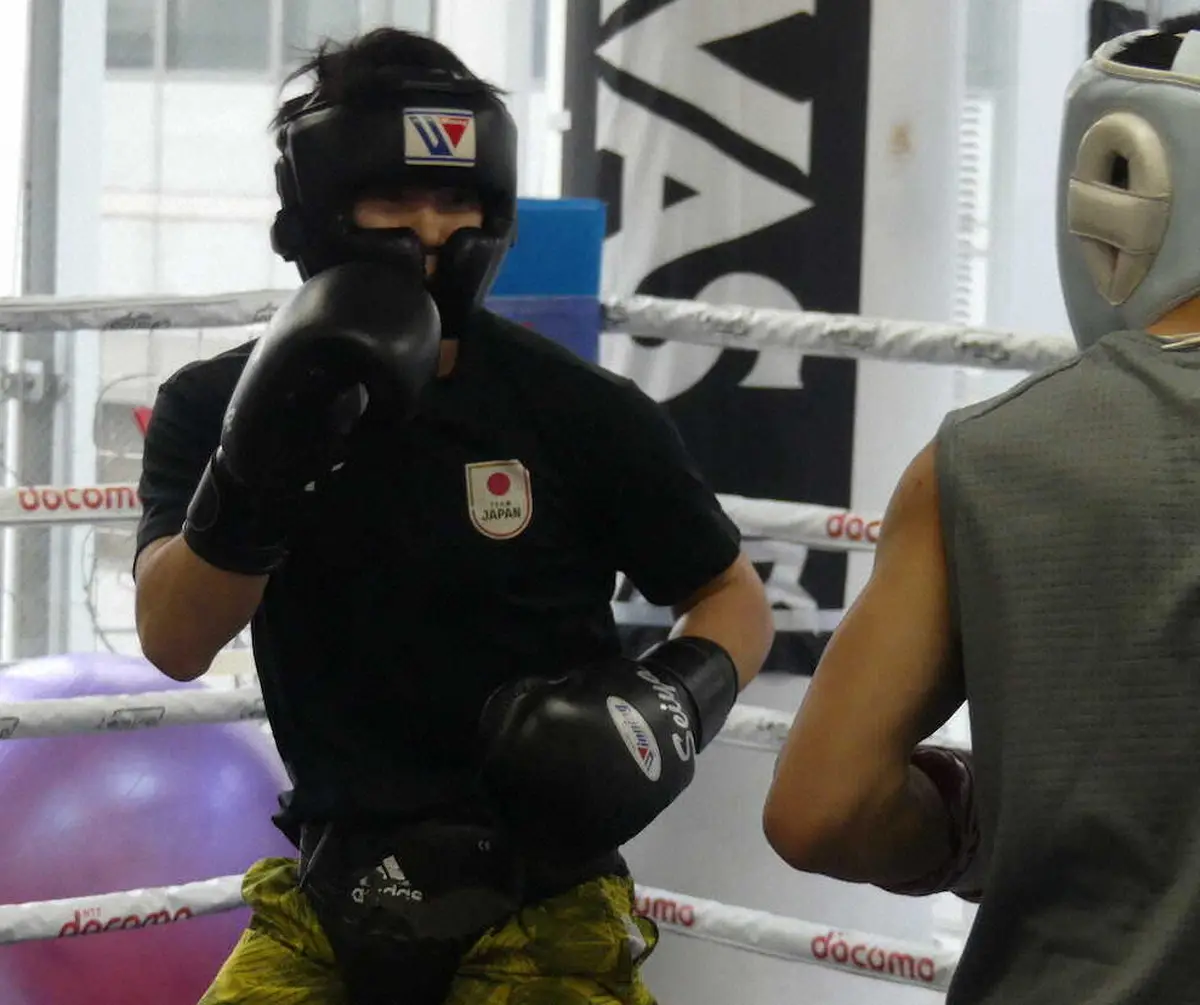 【画像・写真】井上のスパーリング相手を務めた原田（左）
