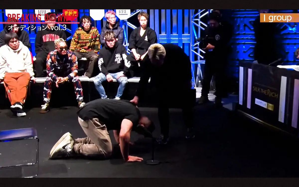 【画像・写真】朝倉未来に涙の土下座する赤沢。朝倉未来のYouTubeチャンネルから