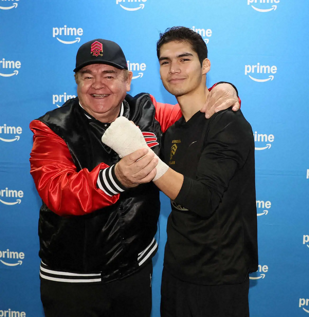 【画像・写真】チェポ・レイノソ・チーフトレーナーとともに写真に納まるクエジャル（右）（撮影・西海健太郎）