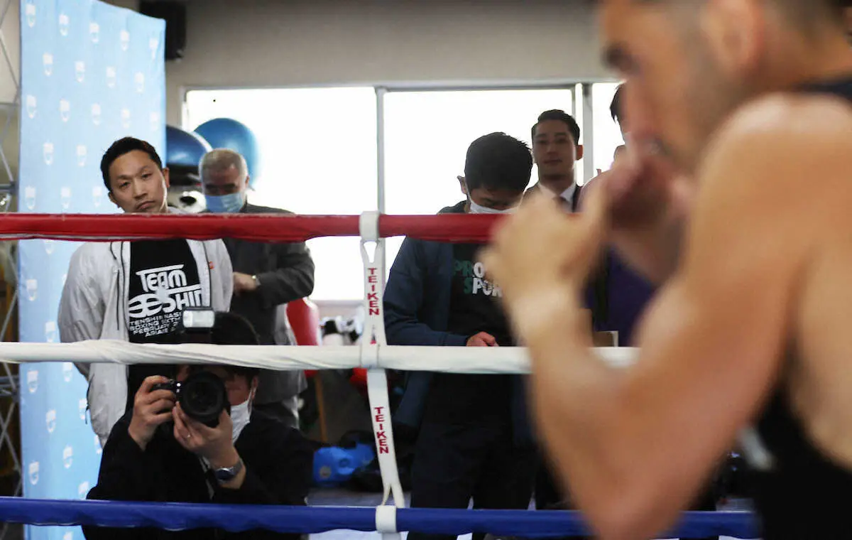 【画像・写真】＜モロニー・練習公開＞モロニーの練習を見つめる帝拳ジム・粟生トレーナー　（撮影・村上　大輔）