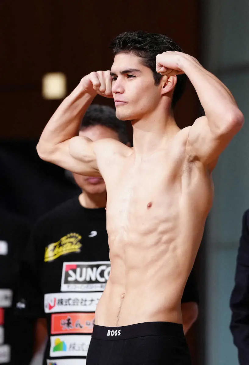 【画像・写真】中谷潤人「圧倒する」V3戦へ計量一発パス　全勝対決クエジャルとグータッチ「マニアーナ!」