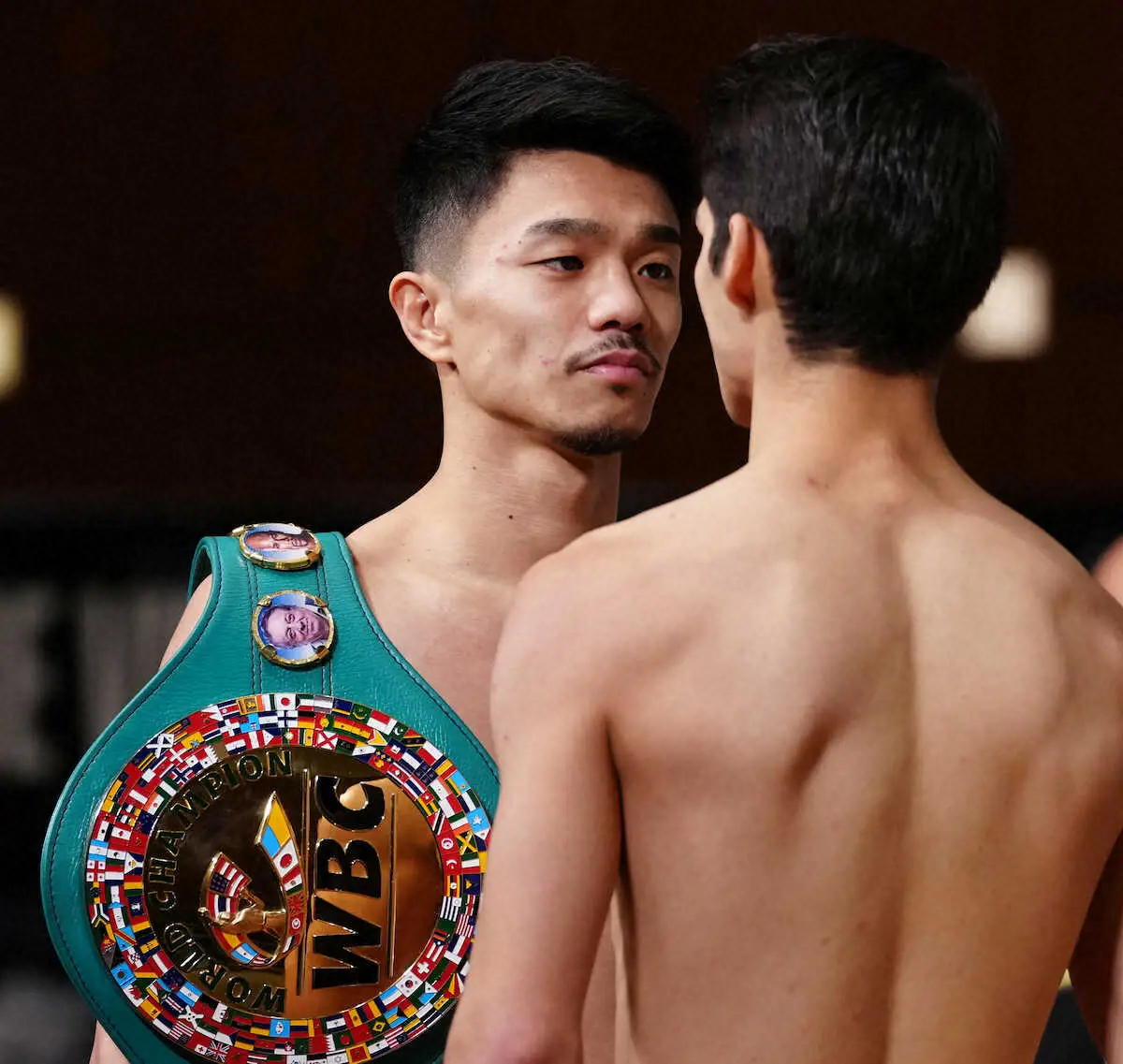 【画像・写真】計量パスしフェースオフする中谷（左）とクエジャル（撮影・島崎忠彦）