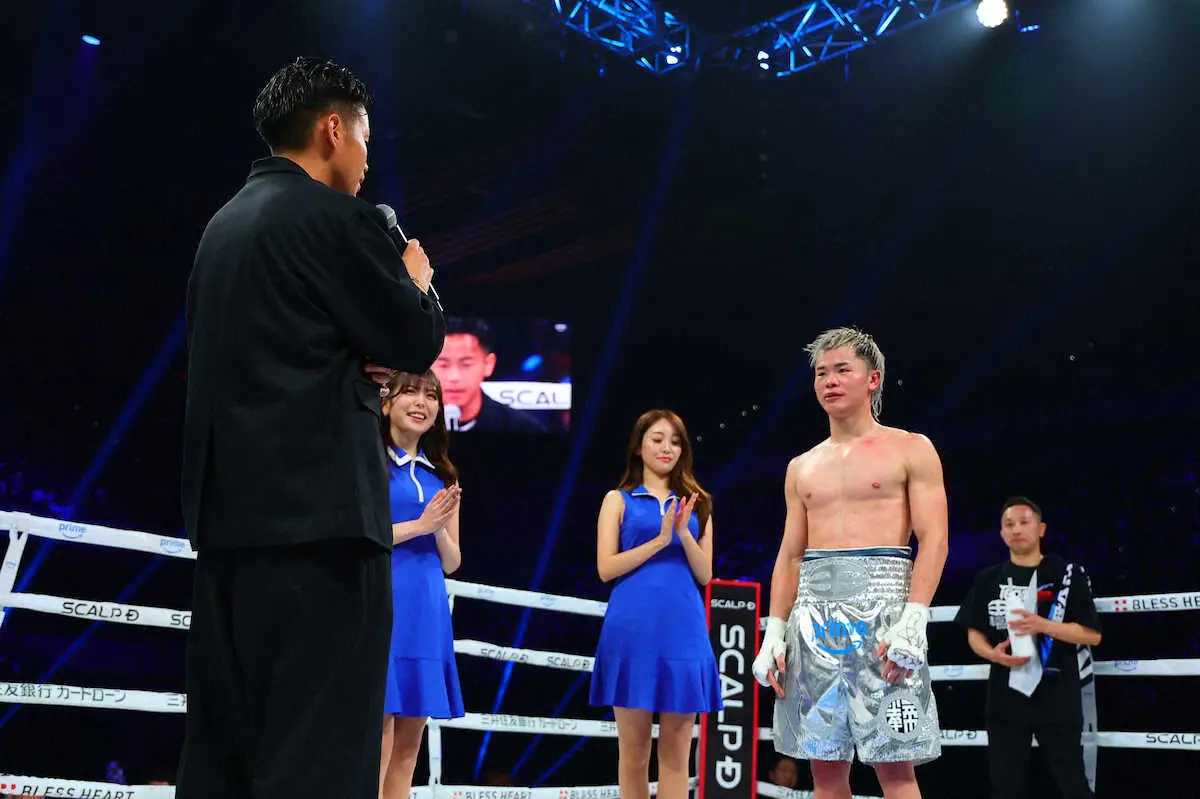 【画像・写真】天心　武居とリングでがっちり握手「必ず戦いましょう！」武居も応じる　モロニ―討ちで世界初挑戦へ弾み