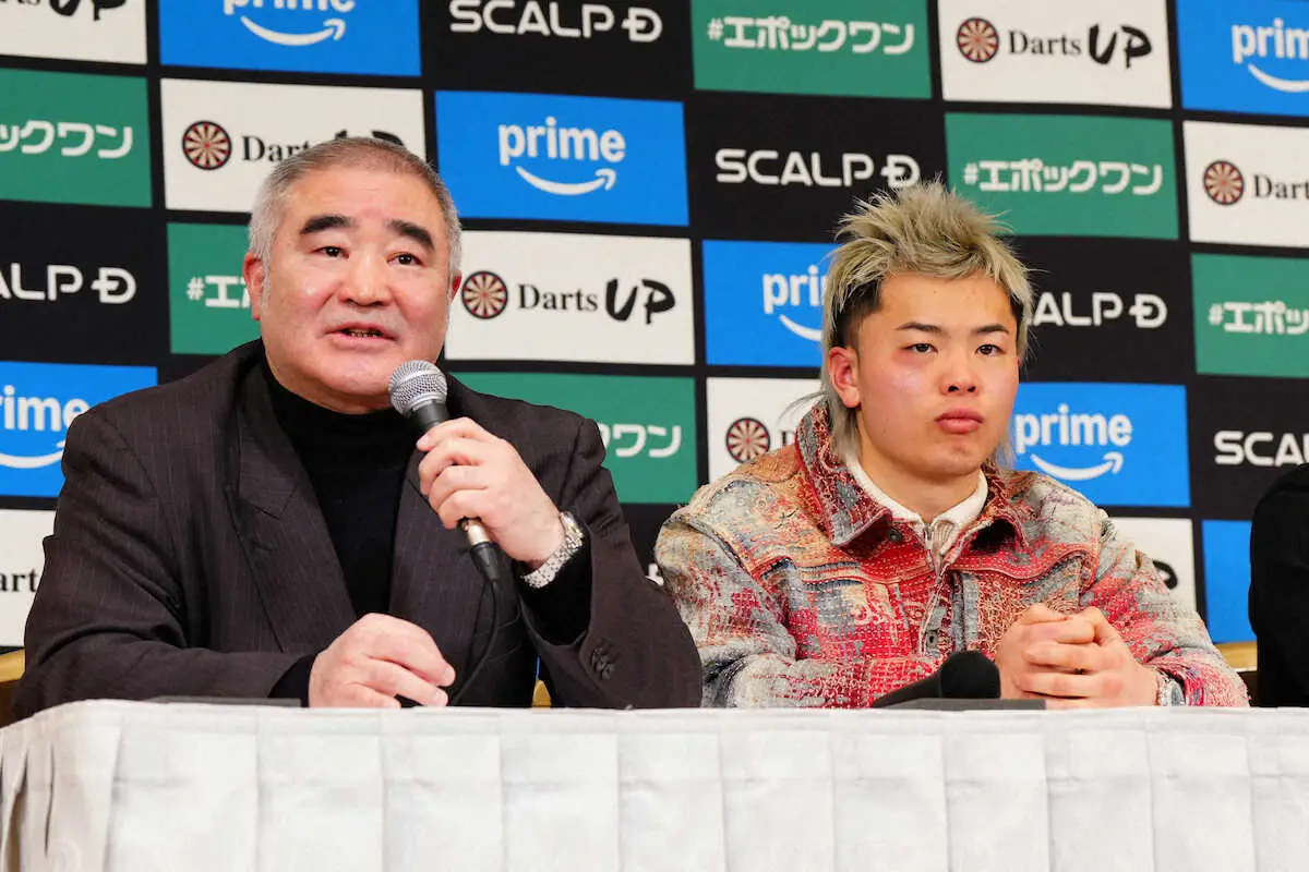 【画像・写真】那須川天心（右）と共に会見する帝拳ジム・浜田剛史代表（撮影・西尾　大助）