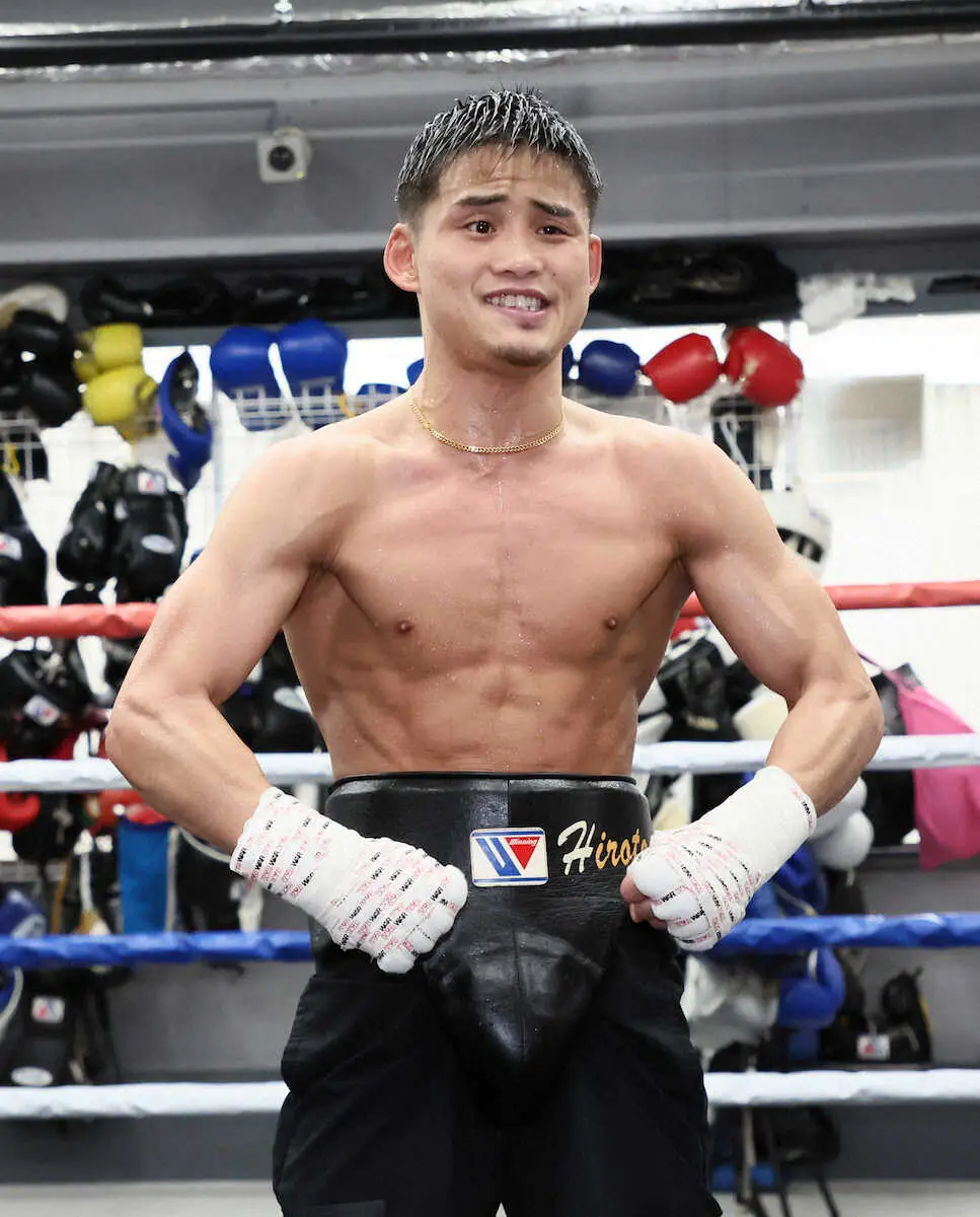 【画像・写真】＜京口　公開練習＞練習後、カメラマンに向かってポーズを決める京口（撮影・西海健太郎）