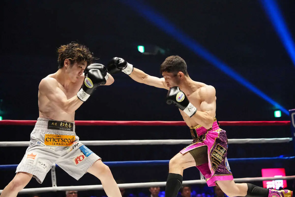 【画像・写真】＜WBC＆WBA世界フライ級王座統一戦　寺地拳四朗・ユーリ阿久井政悟＞1回、試合に臨む寺地拳四朗とユーリ阿久井政悟（右）（撮影・島崎忠彦）