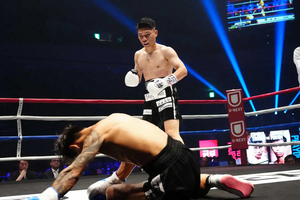 【画像・写真】＜坪井智也・ブーンルエン・ファヨン＞2回、ダウンを奪う坪井（奥）（撮影・島崎　忠彦）