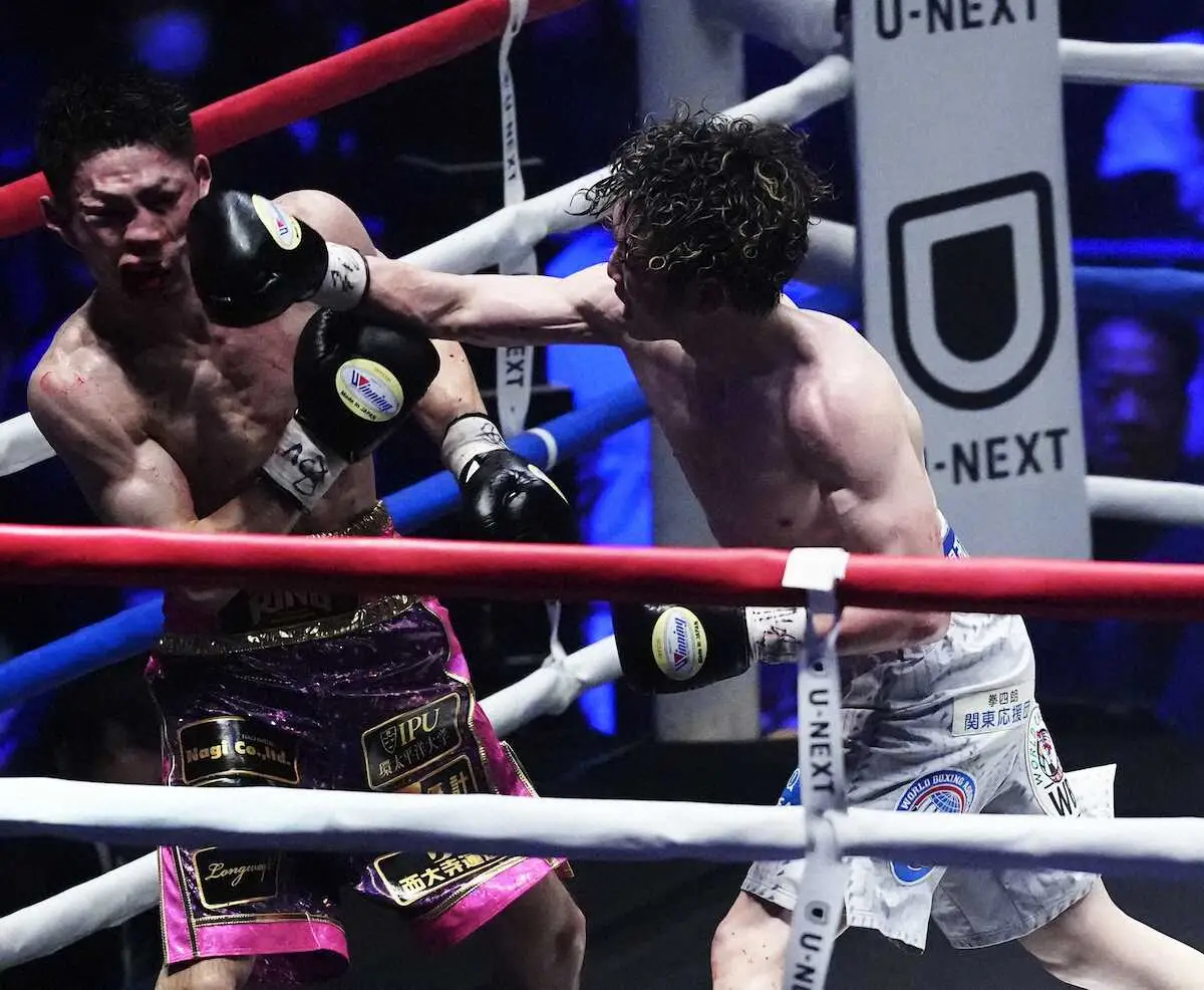 【画像・写真】＜世界フライ級王座統一戦　寺地拳四朗・ユーリ阿久井政悟＞12回、寺地（右）の猛攻を受けるユーリ（撮影・長久保　豊）