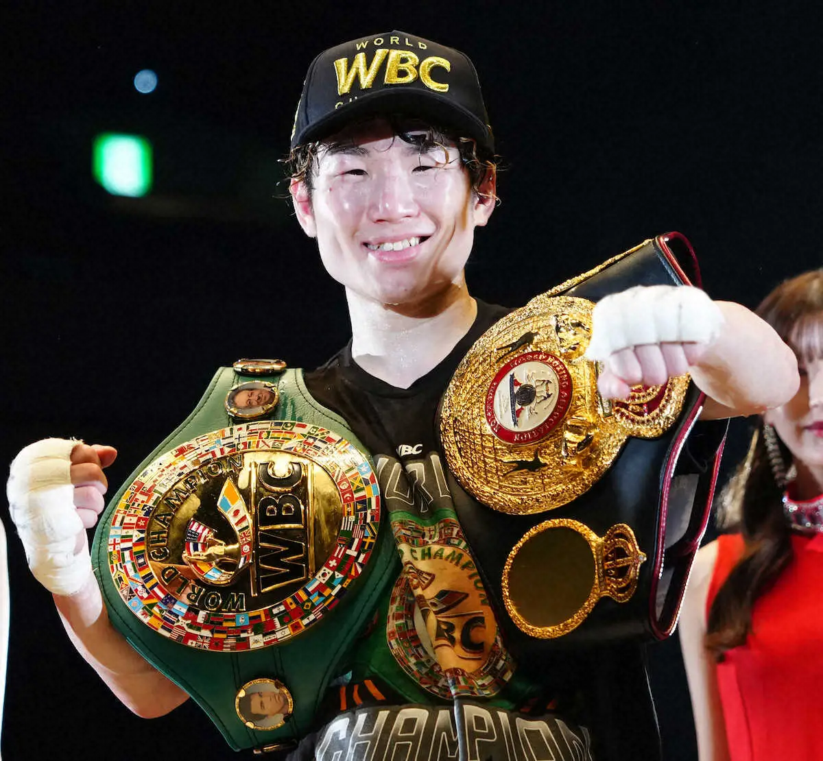 【画像・写真】勝利し、2つのベルトを肩に笑顔の寺地（撮影・島崎忠彦）