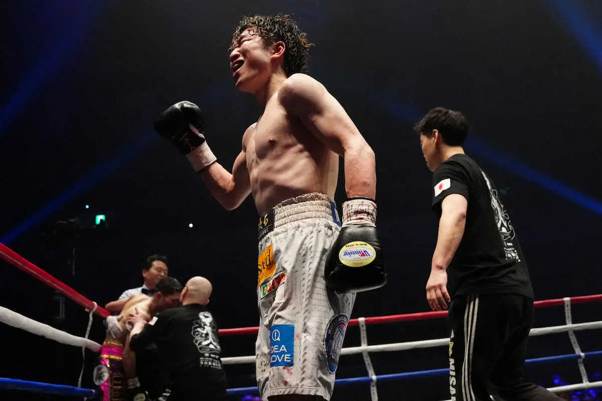 【画像・写真】＜WBC＆WBA世界フライ級王座統一戦　寺地拳四朗・ユーリ阿久井政悟＞勝利し喜ぶ寺地（手前）（撮影・島崎忠彦）