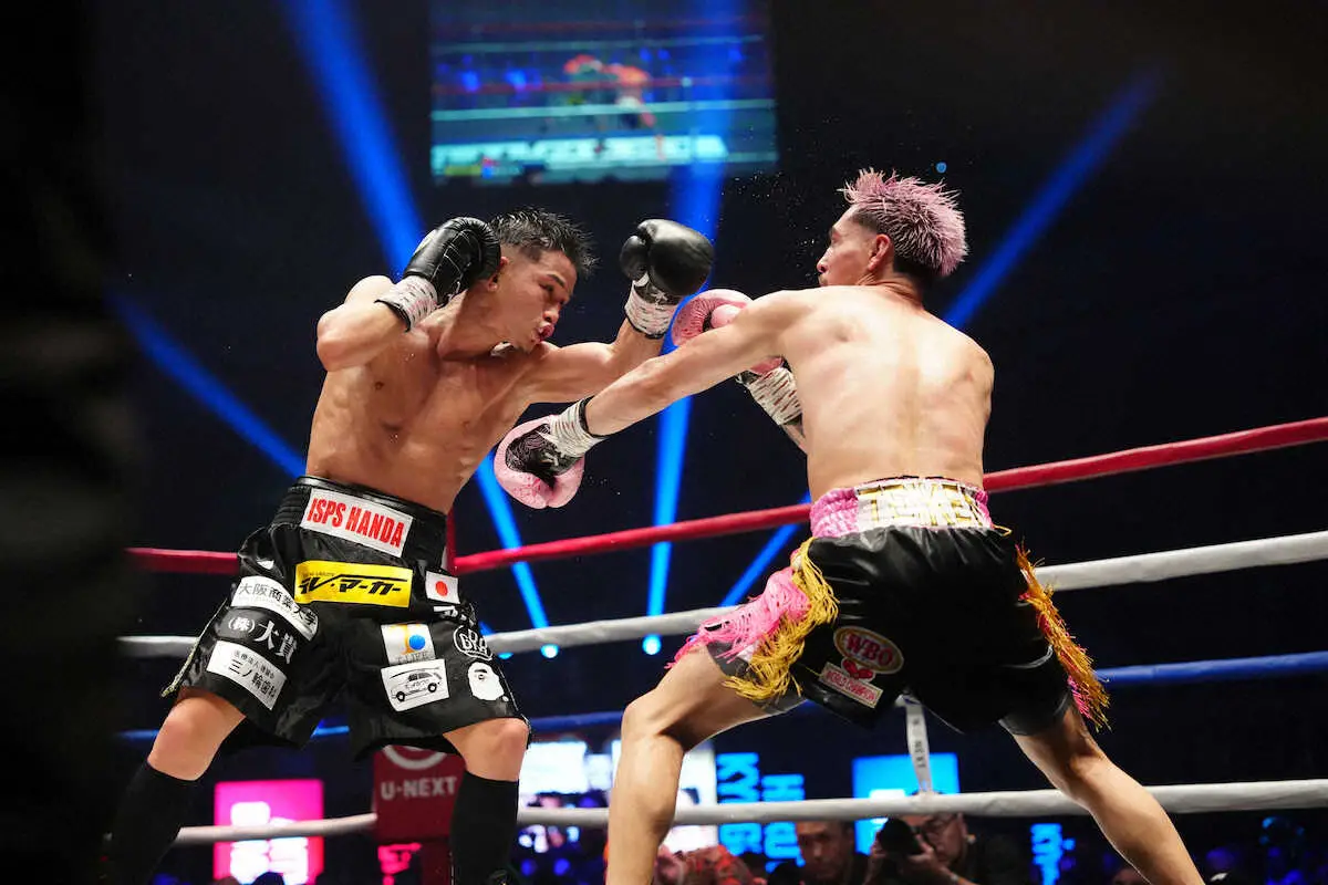 【画像・写真】＜WBO世界フライ級タイトルマッチ　オラスクアガ・京口＞11回、激しい打ち合いを見せた京口（左）とオラスクアガ（撮影・島崎忠彦）