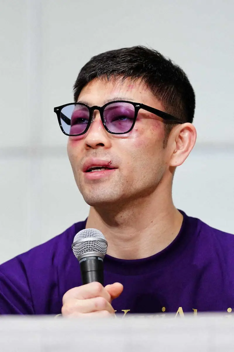 【画像・写真】寺地拳四朗との激闘を振り返り「最終ラウンドにいいのもらっちゃて」と話すユーリ阿久井（撮影・長久保　豊）