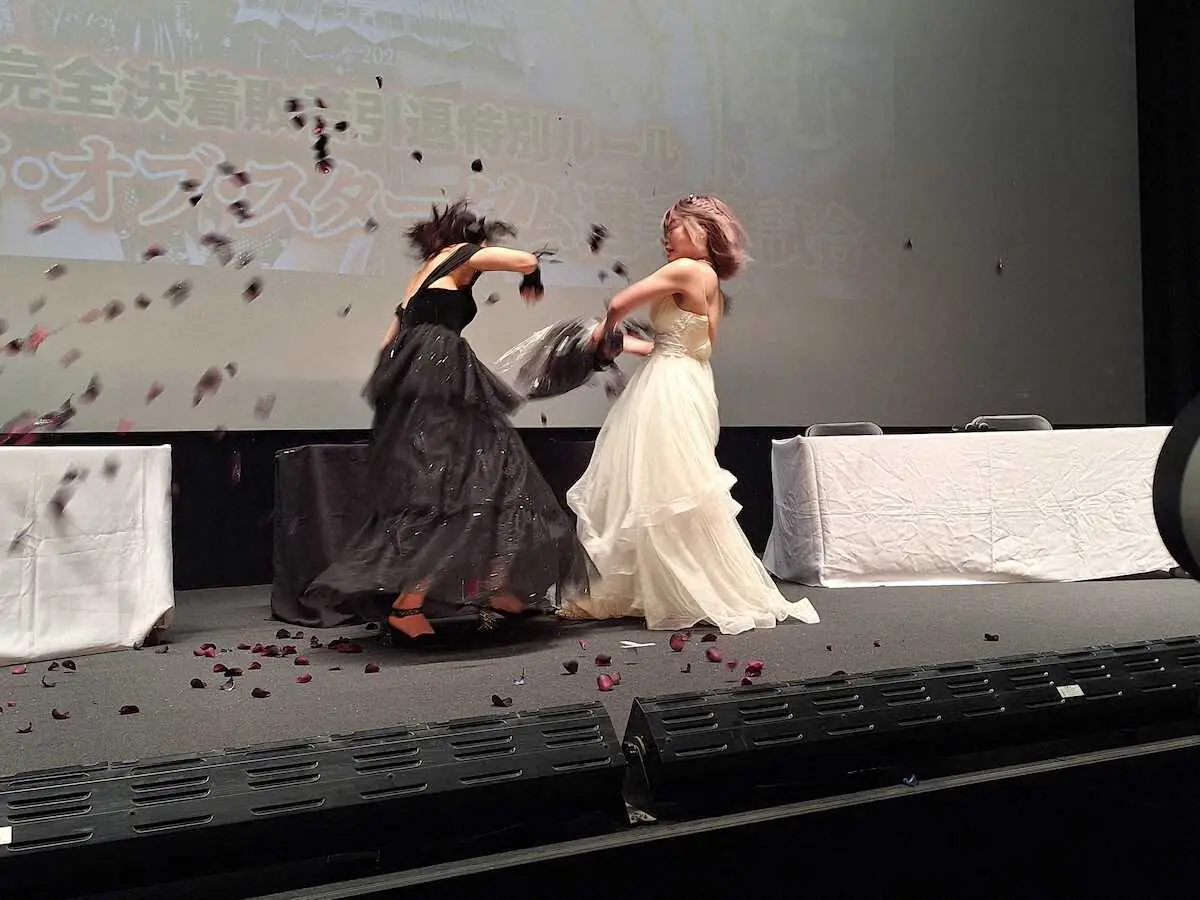 【画像・写真】挑戦者・中野「必ずはい上がる」王者・上谷「凄く憎い」　中野が花束で殴り掛かり会見騒然