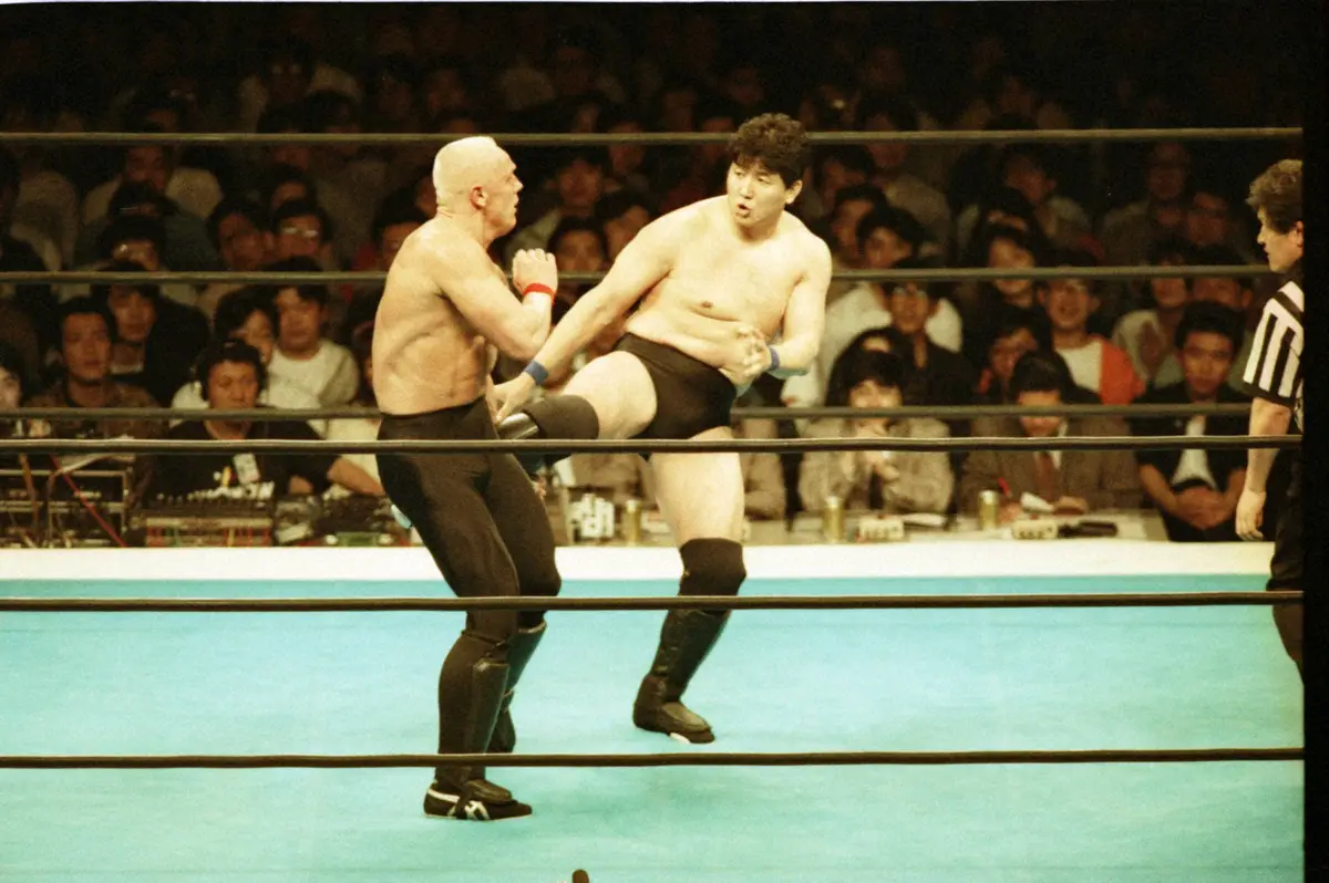 【画像・写真】横浜アリーナを埋めた1万人超のファンの中、ディック・フライと熱闘を繰り広げる前田日明（1991年5月14日撮影）