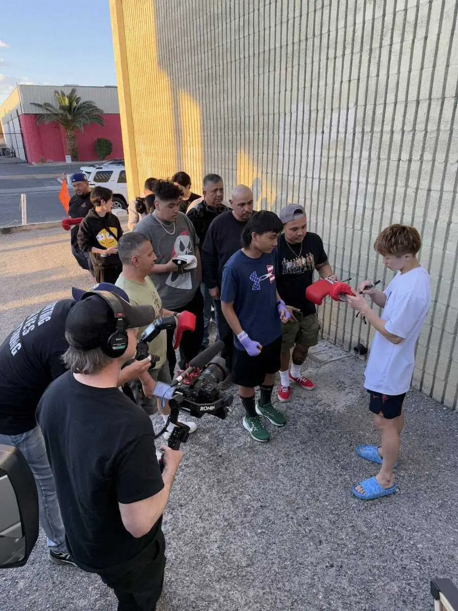 【画像・写真】練習後にはファンに囲まれサインする井上尚弥（右端）（大橋ジム提供）