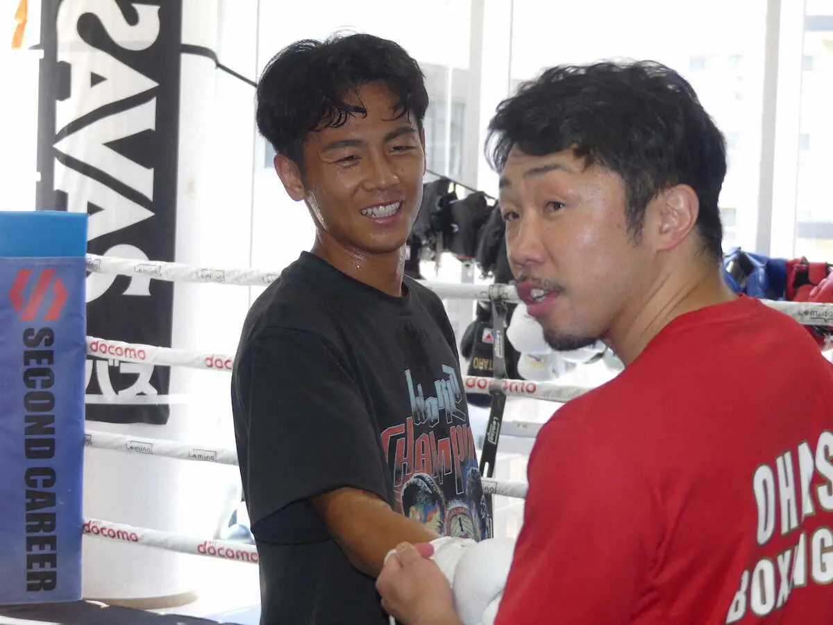 【画像・写真】笑顔の武居（左）と八重樫トレーナー