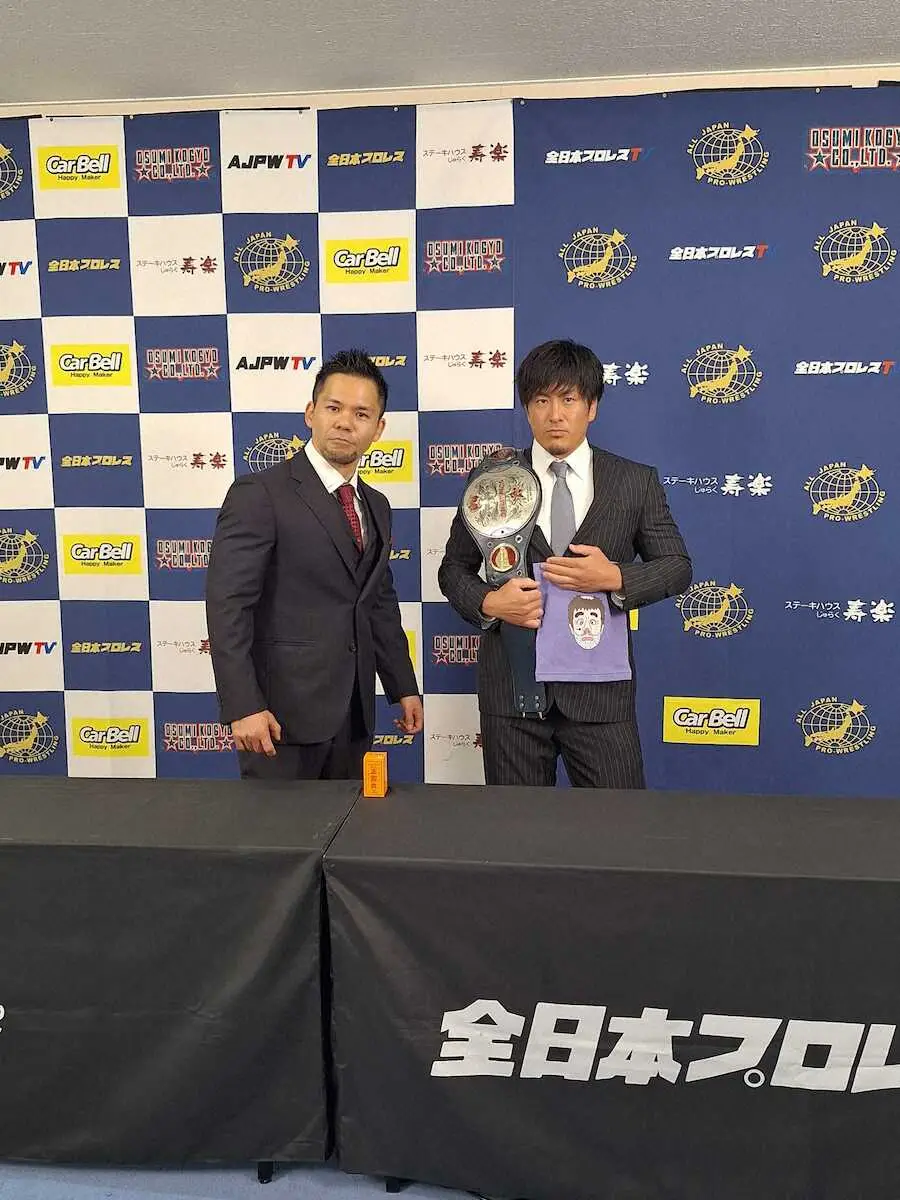 【画像・写真】【全日】挑戦者・吉岡から王者にプレゼント「壊さないように」腹巻き＆正露丸