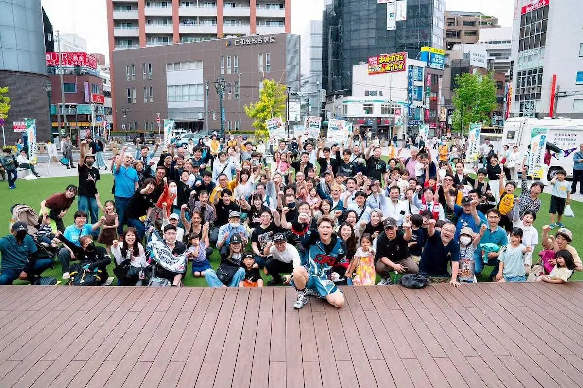 【画像・写真】佐々木尽　地元・八王子でド迫力ミット打ち披露し一般ファンから歓声　6・19世界初挑戦でVSノーマン