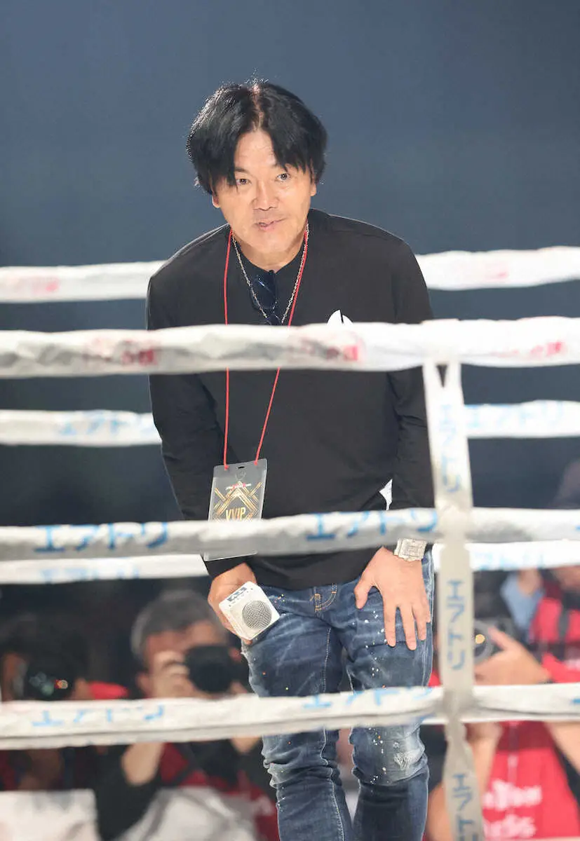 【画像・写真】＜IBF世界フェザー級タイトルマッチ＞試合前にリングに上がり挨拶する島田紳助（撮影・長嶋　久樹）