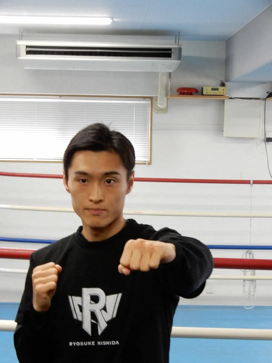 【画像・写真】ファイティングポーズを決めるIBF世界バンタム級王者の西田凌佑