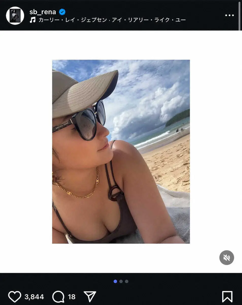 【画像・写真】RENA　タイのビーチで寝そべり自撮りS！ファン興奮「才色兼備」「健康的な美しさ」「きれい」