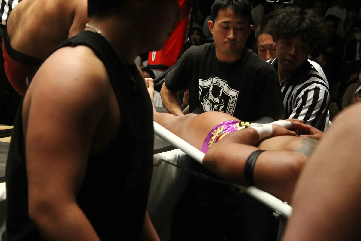 【画像・写真】担架で運ばれるドラゴン・ベイン（撮影・酒井卓也）