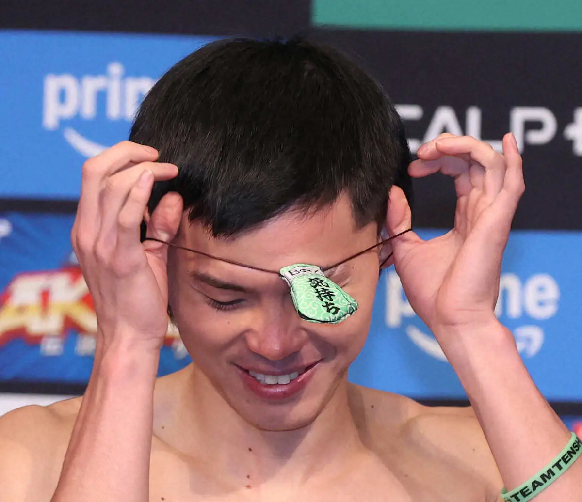 【画像・写真】＜ボクシング　計量＞お守りのアクセサリーを外す那須川天心（撮影・西海健太郎）