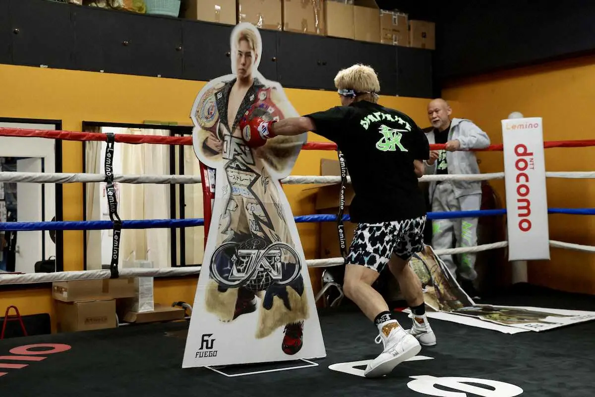 【画像・写真】＜佐々木尽　公開練習＞「過去の自分に勝つ」ために、以前の自身のパネルをパンチする佐々木尽（撮影・松永　柊斗）　