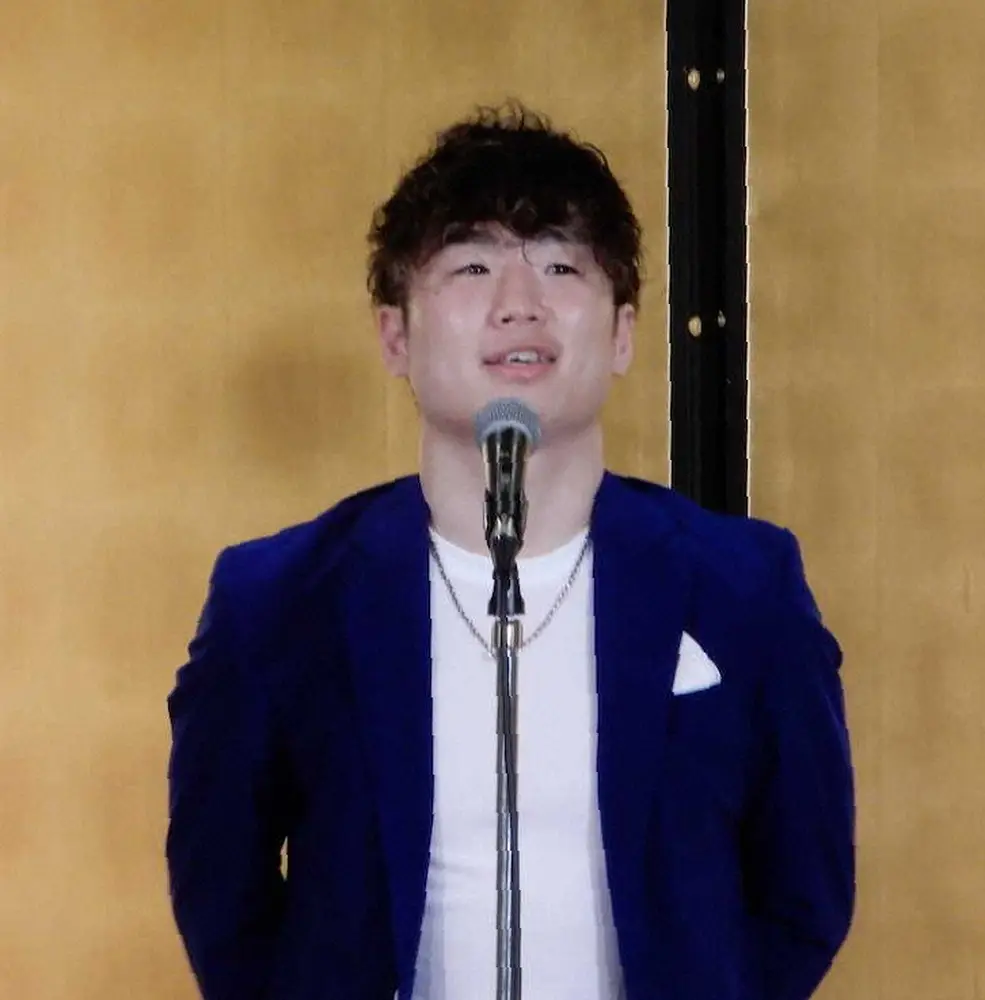 【画像・写真】後援会の祝勝会で挨拶するボクシング統一王者の寺地拳四朗