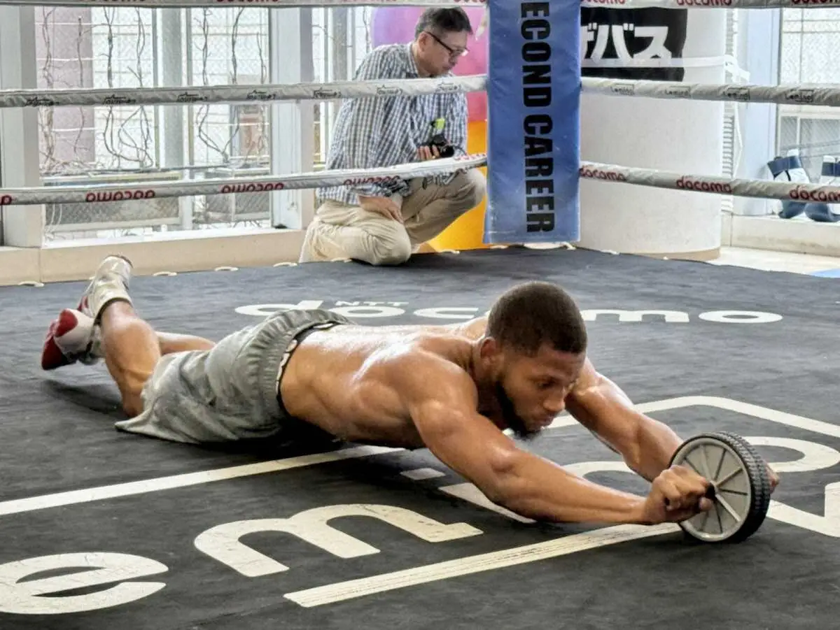 【画像・写真】王者ノーマン“ガチ”公開練習でバキバキの肉体披露「俺は誰よりもクレイジー」腹筋ローラー3分間ぶっ続け