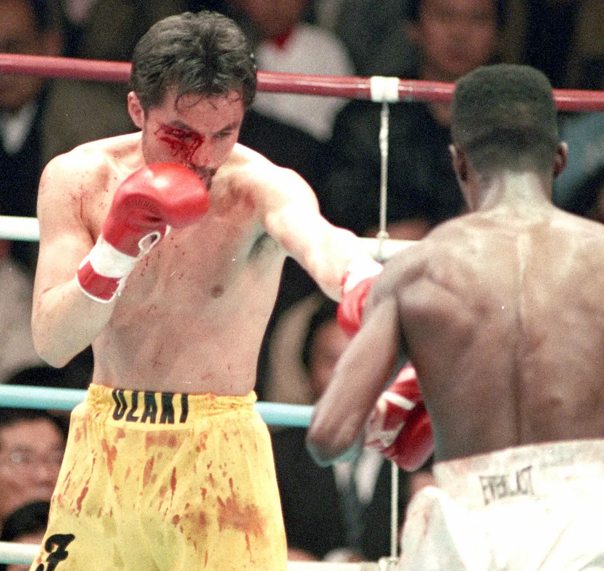 【画像・写真】右まぶたから流血しながら王者ブリーランド（右）と戦う尾崎富士雄