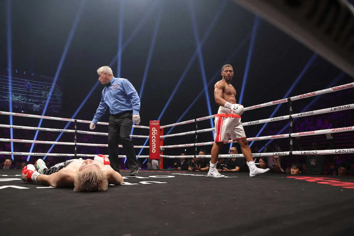 【画像・写真】佐々木尽、壮絶失神KO負け！無敗王者の左フックに大の字ダウン…起き上がれず担架で搬送される