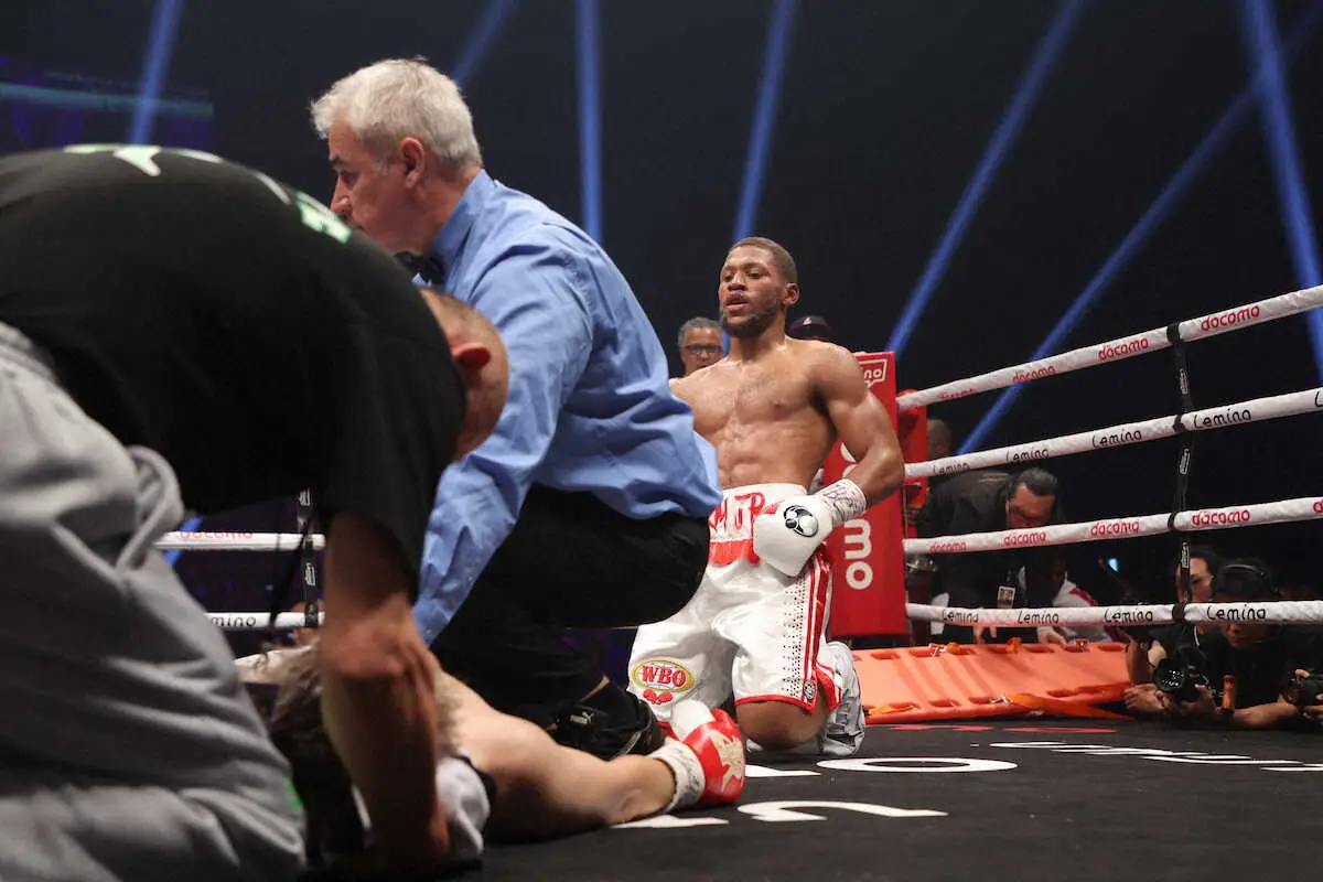 【画像・写真】＜WBO世界ウェルター級タイトルマッチ12回戦　ブライアン・ノーマン　vs佐々木尽＞5回、佐々木を倒したノーマン（撮影・松永　柊斗）　