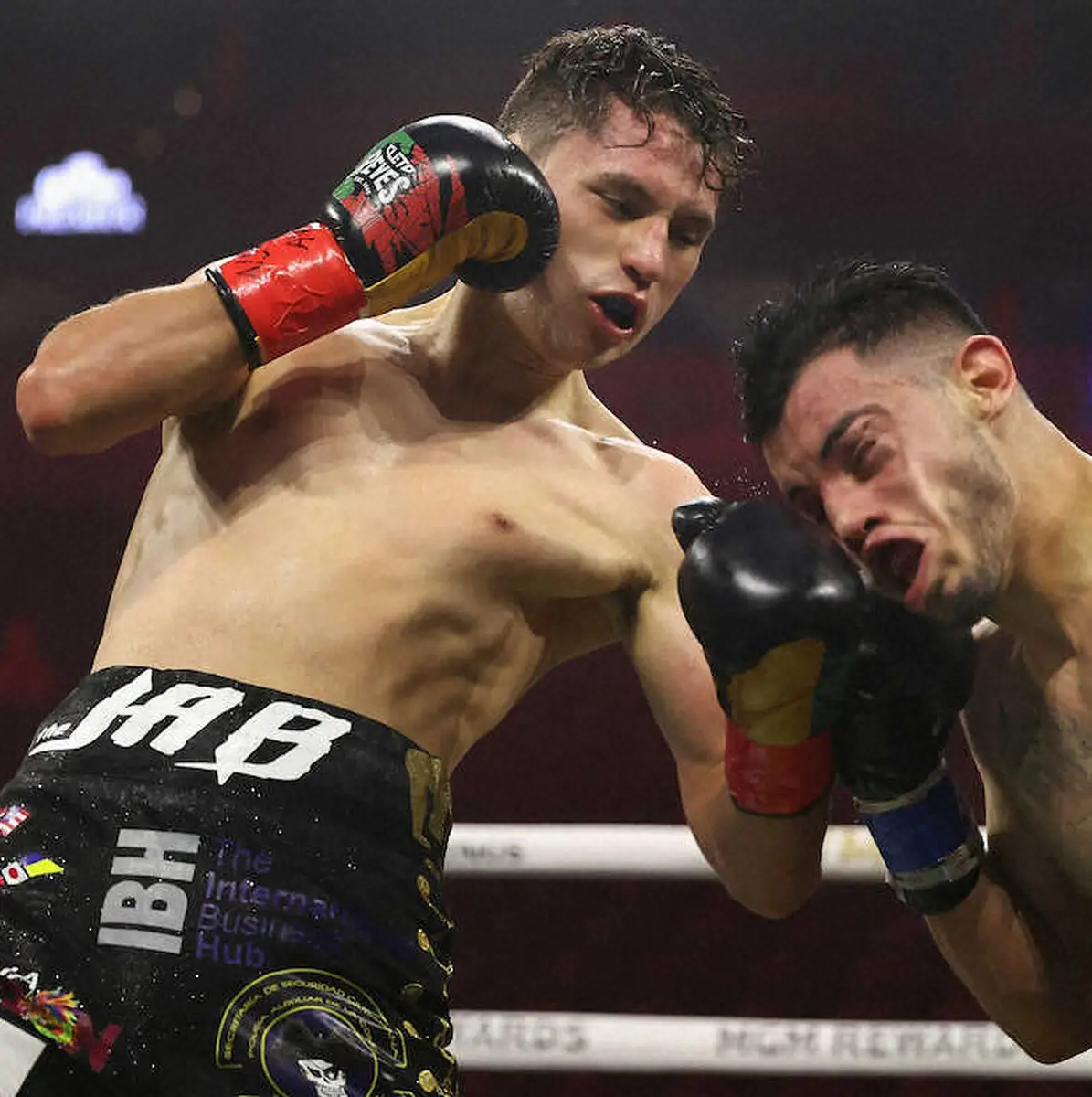 【画像・写真】来月、亀田京之介と対戦するピカソ（左）